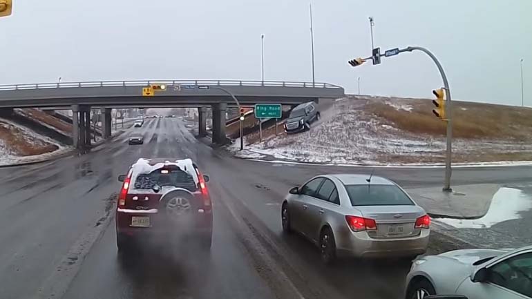 Κατέβηκε την πλαγιά με το αυτοκίνητο!